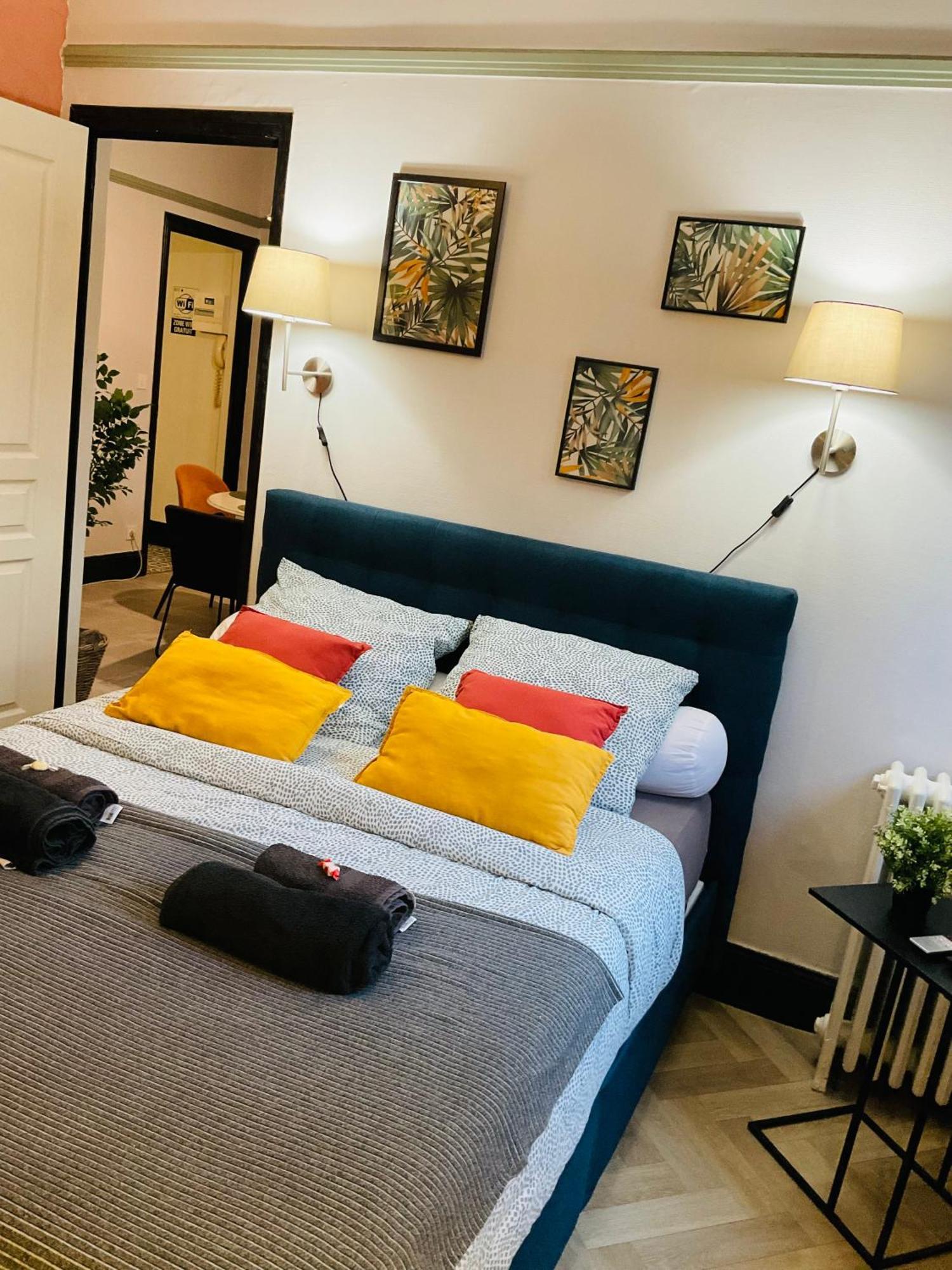Les Loges Du Theatre Degustation Champagne Offerte Jacuzzi Sauna Jeux Velos Maison Prive 150M2 Historique 14Pers Max Emplacement Exceptionnel Et Chic, 200M De L'Avenue De Champagne, Gare, Musee, Jardins, Restaurations, Toutes Commodites 埃佩尔奈 外观 照片