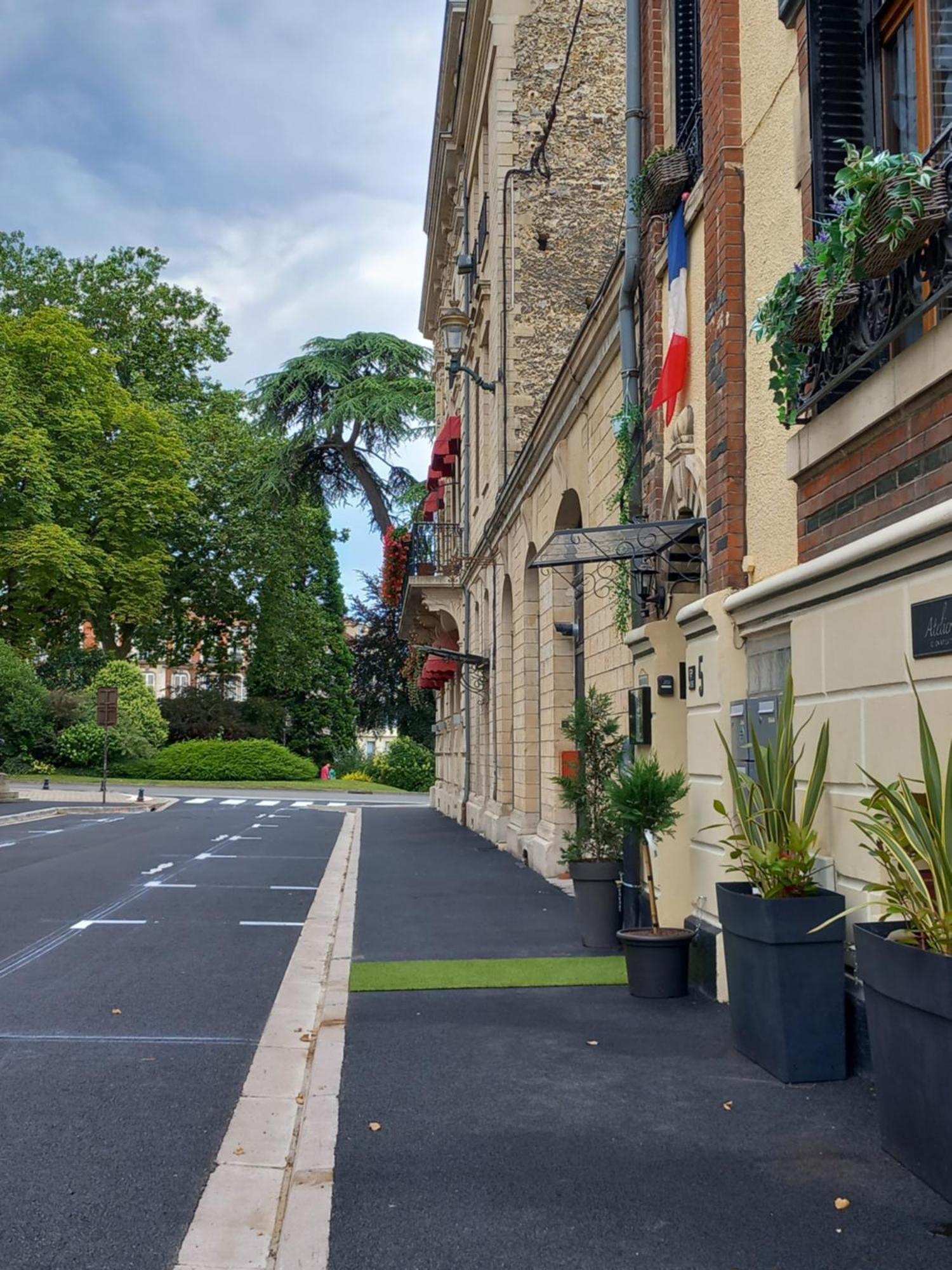 Les Loges Du Theatre Degustation Champagne Offerte Jacuzzi Sauna Jeux Velos Maison Prive 150M2 Historique 14Pers Max Emplacement Exceptionnel Et Chic, 200M De L'Avenue De Champagne, Gare, Musee, Jardins, Restaurations, Toutes Commodites 埃佩尔奈 外观 照片