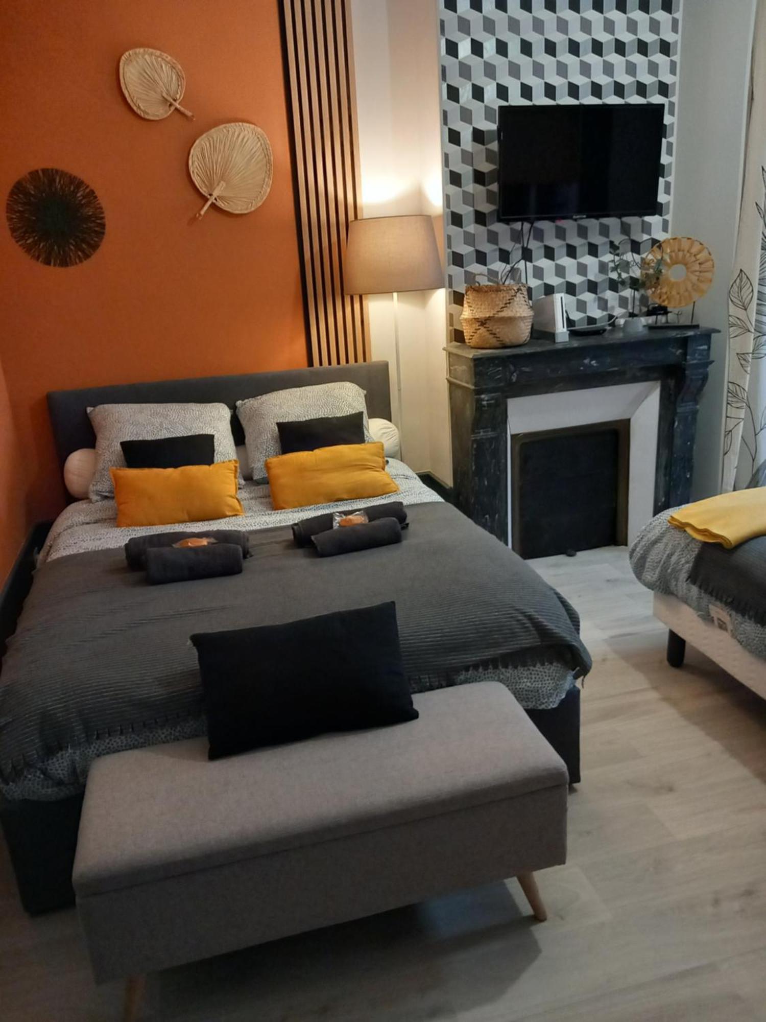Les Loges Du Theatre Degustation Champagne Offerte Jacuzzi Sauna Jeux Velos Maison Prive 150M2 Historique 14Pers Max Emplacement Exceptionnel Et Chic, 200M De L'Avenue De Champagne, Gare, Musee, Jardins, Restaurations, Toutes Commodites 埃佩尔奈 外观 照片