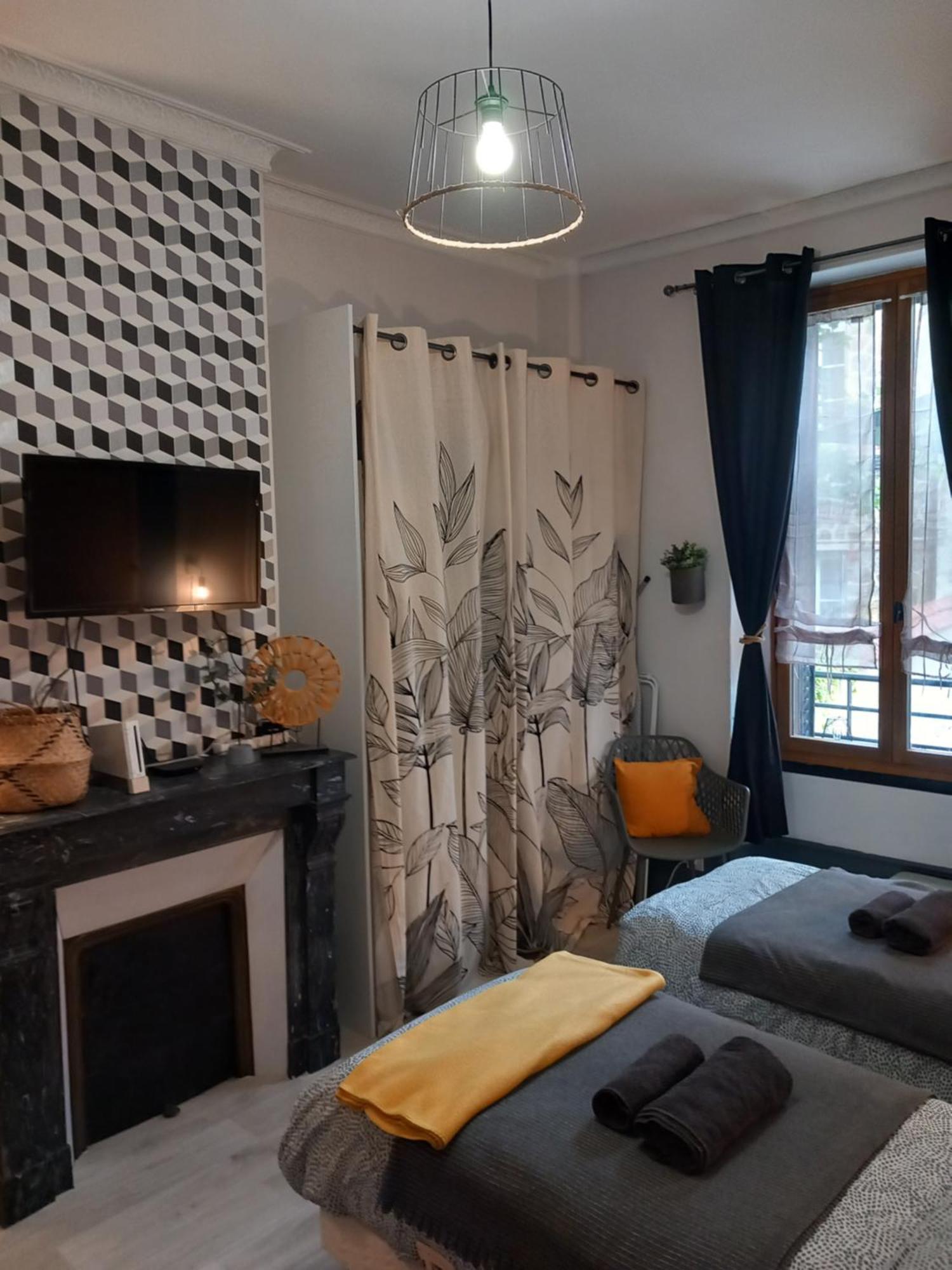 Les Loges Du Theatre Degustation Champagne Offerte Jacuzzi Sauna Jeux Velos Maison Prive 150M2 Historique 14Pers Max Emplacement Exceptionnel Et Chic, 200M De L'Avenue De Champagne, Gare, Musee, Jardins, Restaurations, Toutes Commodites 埃佩尔奈 外观 照片